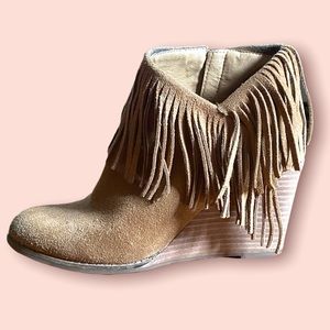 VGUC Lucky Brand Honey Suede Booties with Fringe size 9.5